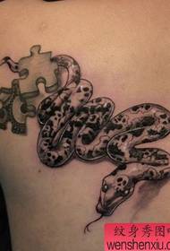 un patrón de tatuaxe de serpe gris negra no ombreiro