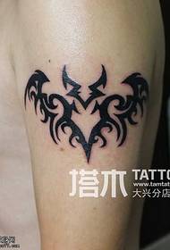 rankos šikšnosparnio totemo tatuiruotės modelis
