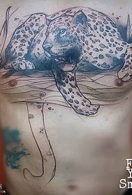 胸口的一只花豹纹身图案