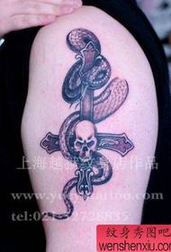 手臂流行经典的蛇与十字架纹身图案