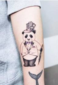 merginos rankos ant juodo pilko eskizo kūrybingas mielas pandos tatuiruotės paveikslėlis