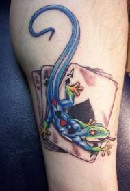 jaszczurka w kolorze nóg z wzorem tatuażu w pokera