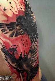 черен червен модел на татуировка врана