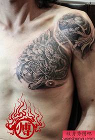 berniukų krūtinės klasikinis klasikinis juodos ir baltos gyvatės tatuiruotės modelis