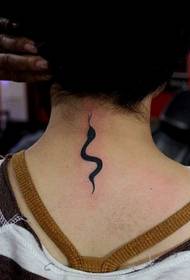 O pescoço da menina é muito bonito tatuagem de cobra