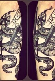 검은 회색 스케치 포인트 가시 트릭 창조적 횡포 뱀 문신 사진에 소년 팔