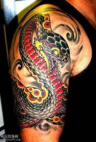 bel disegno del tatuaggio serpente sul braccio