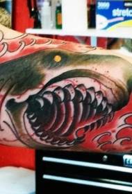 hoton launi da jini na jini Shark tattoo tattoo