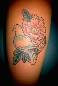 Rožinių gėlių ir balandžių laiškų tatuiruotės raštas