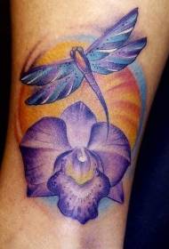dragonfly 紫色 და მეწამული ყვავილების ტატულის ნიმუში მზის ჩასვლისას
