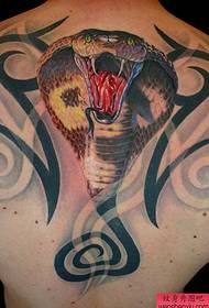 un patró realista de tatuatges de cobra a la part posterior