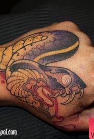 hånd tilbake klassiske populære farger slange tatovering mønster