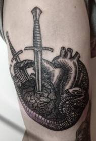 cuore nero in stile incisione con pugnale e motivo a serpente