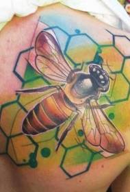 olkapää värikäs mehiläinen ja hunajakenno tatuointi malli