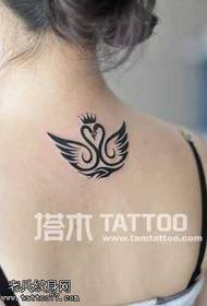 patrón de tatuaxe de tótem traseiro de cisne