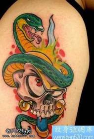 motif de tatouage de serpent couleur bras