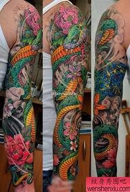 'n koel blomme-arm slang tatoeëerpatroon