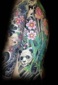 Спина и руки яркие Цветная татуировка с пандой