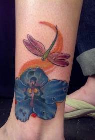 model de tatuaj de culoare libelula și floare albastră