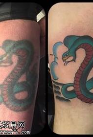 groene slang tattoo patroon op het been