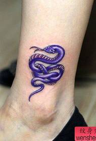 kaki gadis pola tato warna ular