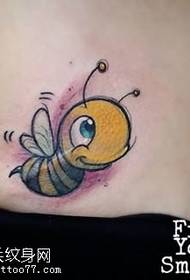 कमर मधुमक्खी टैटू पैटर्न