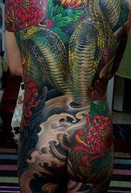 dominierende Schönheit voller Rücken Cobra Tattoo-Muster