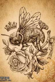 manuskrip lebah pola mahkota mawar tato