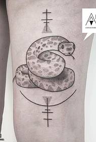 Modeli i tatuazhit të gjarprit në kofshë