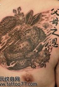 胸部蛇盘兔纹身图案