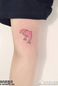 Modello del tatuaggio delfino sulla gamba