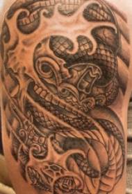 Muslo de niño en negro gris boceto punto espina habilidad creativo serpiente tótem tatuaje foto