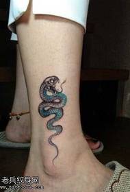腿部蓝蛇纹身图案