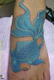 Fotblått guldfisk tatuering mönster