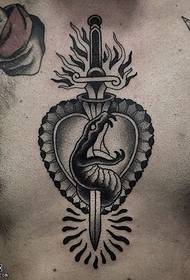 Tatuaggio di serpente sul petto