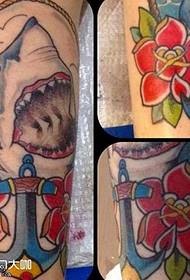 Modello di tatuaggio squalo gamba