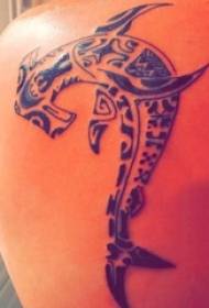 ragazzi sulle spalle dietro le linee astratte geometriche nere piccole immagini di tatuaggi di squalo martello animale