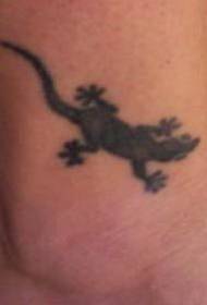 majhen svež črni vzorec tetovaže kuščarja