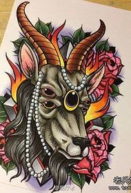 moda super bella un modello di tatuaggio testa di pecora a quattro occhi