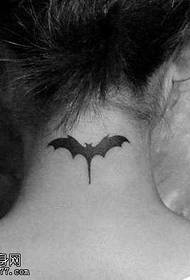 padrão de tatuagem de morcego no pescoço