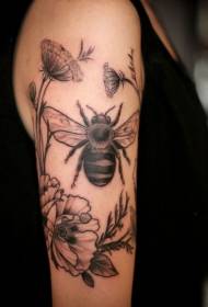 Patrón de tatuaje de brazo de abeja y flor de fresno negro