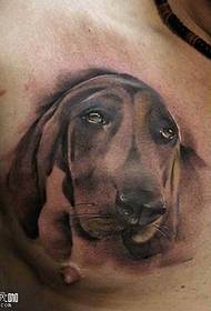 patrón de tatuaje de perro en el pecho