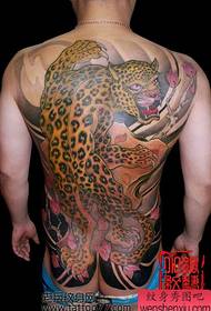 een dominant luipaard tattoo-patroon met volledige rug