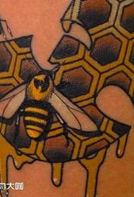 Modèle de tatouage d'abeille de jambe