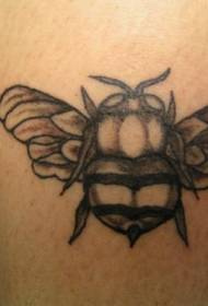 išsipūtęs juodai baltas bičių tatuiruotės modelis