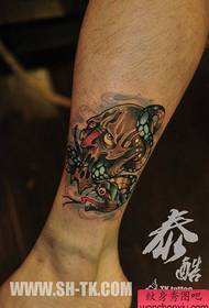 motif de tatouage de serpent et de crâne de style école populaire classique de jambe