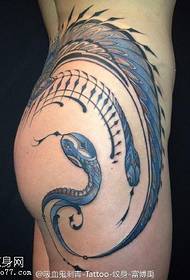 patrón de tatuaje de serpiente pintado de cadera