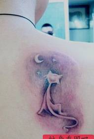 a lányok szeretik az aranyos macska tetoválás mintát a vállán
