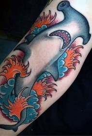modello di tatuaggio squalo martello vecchia scuola color braccio