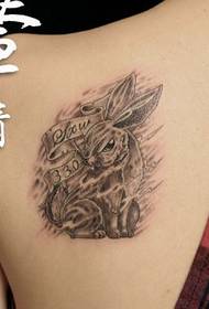 le ragazze amano il modello del tatuaggio del coniglio di spalla